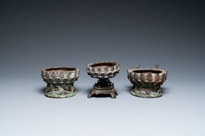 Trois modèles de trônes de lotus en bronze, Chine, Ming