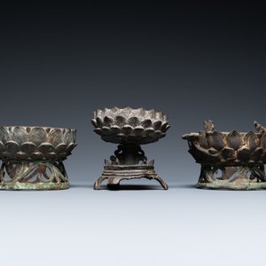 Trois modèles de trônes de lotus en bronze, Chine, Ming — photo 4
