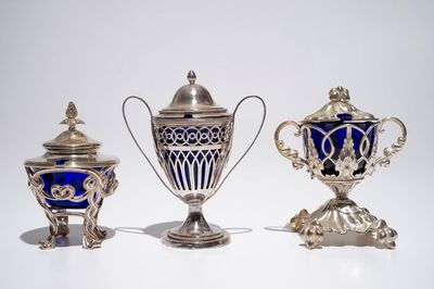 Trois moutardiers en argent aux intérieurs en cristal bleu, 19ème