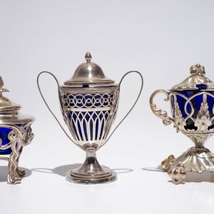 Trois moutardiers en argent aux intérieurs en cristal bleu, 19ème — photo 1