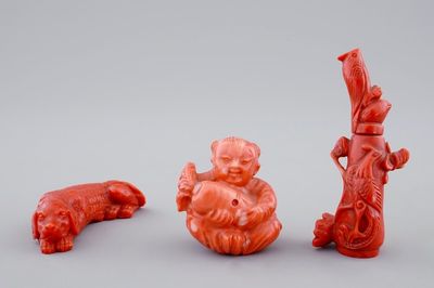 Trois oeuvres en corail rouge incl. une tabatière, Chine, 19/20ème