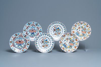 Trois paires d'assiettes en faïence polychrome de Delft, 18ème