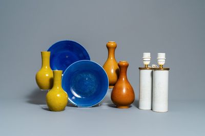 Trois paires de vases et une paire de plats en porcelaine de Chine monochrome, 19/20ème