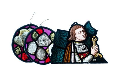 Trois panneaux composés d'éléments en verre peint, 14ème et après