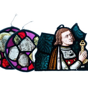 Trois panneaux composés d'éléments en verre peint, 14ème et après — photo 1