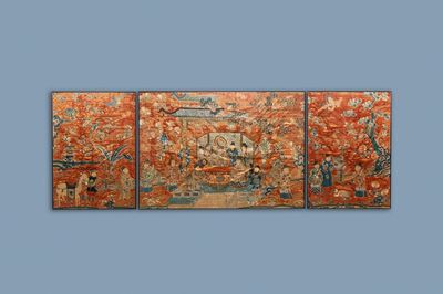 Trois panneaux de broderie de soie chinoise à décor d'une audience impériale, 19ème