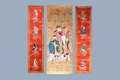 Trois panneaux en broderie de soie chinoise à décor d'immortels et de dieux, 19ème