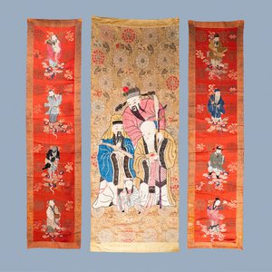 Trois panneaux en broderie de soie chinoise à décor d'immortels et de dieux, 19ème — photo 1