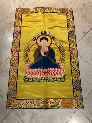 Trois panneaux en soie brodée à décor figuratif, Chine, 19/20ème — photo 1