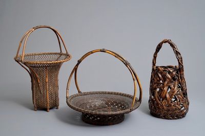 Trois panniers ikebanas signés en bambou tressé, Japon, Meiji/Showa, 19/20ème