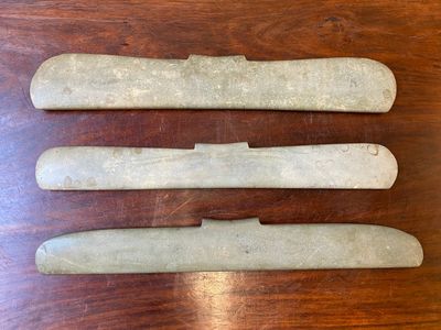 Trois pendentifs archaïques en jade calcifié, Chine, probablement culture de Liangzhu — photo 3