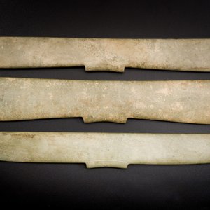 Trois pendentifs archaïques en jade calcifié, Chine, probablement culture de Liangzhu — photo 1