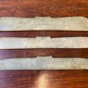 Trois pendentifs archaïques en jade calcifié, Chine, probablement culture de Liangzhu — photo 3