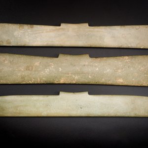 Trois pendentifs archaïques en jade calcifié, Chine, probablement culture de Liangzhu — photo 2