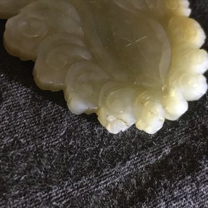 Trois pendentifs et une épingle en jade céladon, Qing — photo 11