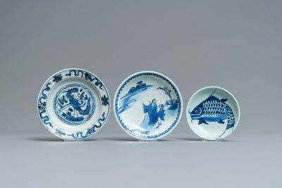 Trois petites coupes en porcelaine de Chine en bleu et blanc, Ming et Kangxi