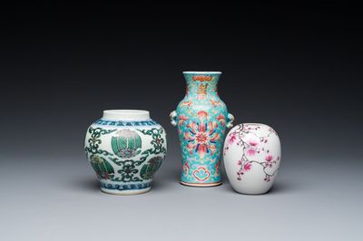 Trois petits vases en porcelaine de Chine doucai et famille rose, 19/20ème