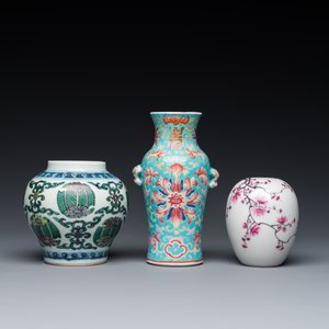 Trois petits vases en porcelaine de Chine doucai et famille rose, 19/20ème — photo 2