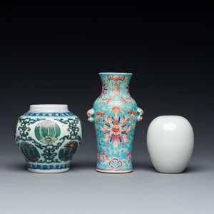 Trois petits vases en porcelaine de Chine doucai et famille rose, 19/20ème — photo 4