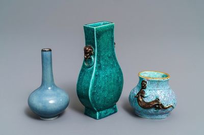 Trois petits vases en porcelaine de Chine monochrome, 19/20ème