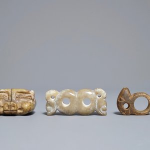 Trois pièces archaïques en jade sculpté, Chine, Néolithique ou après — photo 1