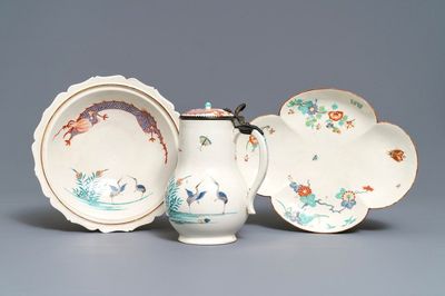 Trois pièces de style Kakiemon en porcelaine de Chantilly, France, 18ème