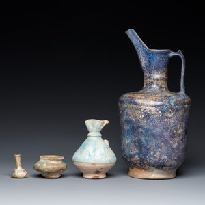 Trois pièces en céramique islamique en bleu et turquoise et une bouteille en verre, Kashan et Raqqa, 12ème et postérieur — photo 2