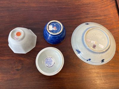 Trois pièces en porcelaine de Chine en bleu et blanc provenant d'épaves, époque Transition et Jiaqing — photo 3