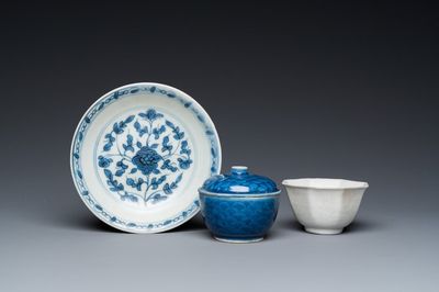 Trois pièces en porcelaine de Chine en bleu et blanc provenant d'épaves, époque Transition et Jiaqing