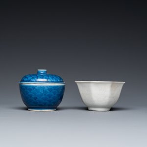 Trois pièces en porcelaine de Chine en bleu et blanc provenant d'épaves, époque Transition et Jiaqing — photo 4