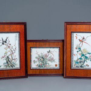 Trois plaques en porcelaine de Chine famille rose à décor d'oiseaux parmi fleurs, 2ème moitié du 20ème — photo 1