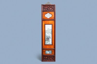 Trois plaques en porcelaine de Chine montées dans un panneau en bois, 19/20ème