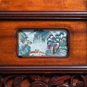 Trois plaques en porcelaine de Chine montées dans un panneau en bois, 19/20ème — photo 4