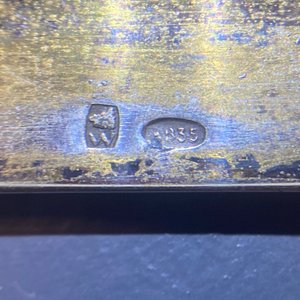 Trois plaques en porcelaine de Chine qianjiang cai monté dans un plateu en argent doré marqué Wolfers, République — photo 4
