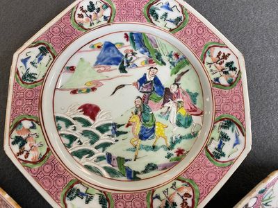 Trois plats de forme octogonale en porcelaine de Chine famille rose,  Yongzheng/Qianlong — photo 2