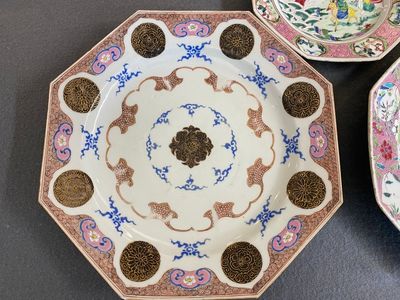 Trois plats de forme octogonale en porcelaine de Chine famille rose,  Yongzheng/Qianlong — photo 3