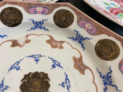 Trois plats de forme octogonale en porcelaine de Chine famille rose,  Yongzheng/Qianlong — photo 6