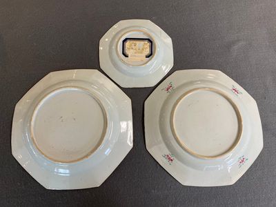Trois plats de forme octogonale en porcelaine de Chine famille rose,  Yongzheng/Qianlong — photo 8