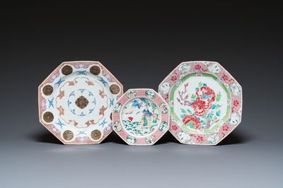 Trois plats de forme octogonale en porcelaine de Chine famille rose,  Yongzheng/Qianlong
