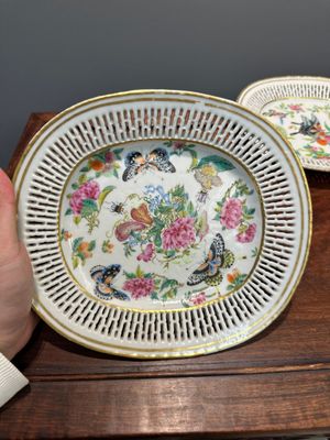 Trois plats de forme ovales ajourés en porcelaine de Chine famille rose de Canton à décor de papillons et d'animaux marins, 19ème — photo 13