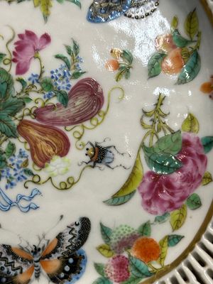 Trois plats de forme ovales ajourés en porcelaine de Chine famille rose de Canton à décor de papillons et d'animaux marins, 19ème — photo 15