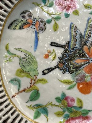 Trois plats de forme ovales ajourés en porcelaine de Chine famille rose de Canton à décor de papillons et d'animaux marins, 19ème — photo 25