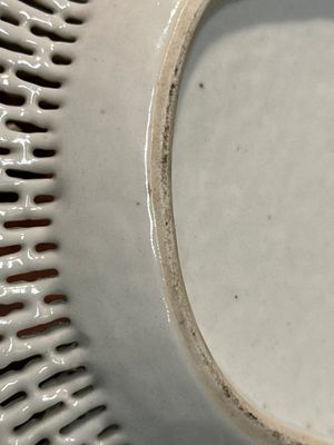 Trois plats de forme ovales ajourés en porcelaine de Chine famille rose de Canton à décor de papillons et d'animaux marins, 19ème — photo 27