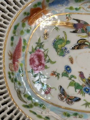 Trois plats de forme ovales ajourés en porcelaine de Chine famille rose de Canton à décor de papillons et d'animaux marins, 19ème — photo 4