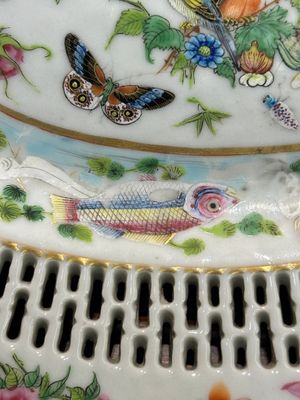 Trois plats de forme ovales ajourés en porcelaine de Chine famille rose de Canton à décor de papillons et d'animaux marins, 19ème — photo 7