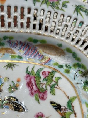 Trois plats de forme ovales ajourés en porcelaine de Chine famille rose de Canton à décor de papillons et d'animaux marins, 19ème — photo 8