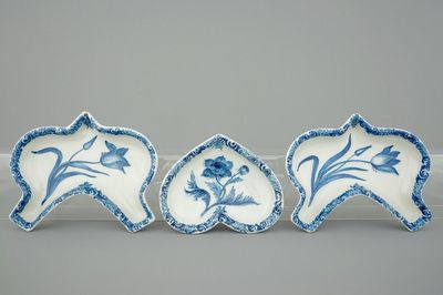 Trois plats d'un service à mendiants au décor floral, Delft, 18ème