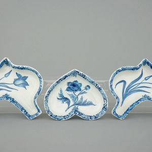 Trois plats d'un service à mendiants au décor floral, Delft, 18ème — photo 1