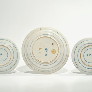 Trois plats en faïence de Delft bleu et blanc à décor chinoiserie, 17/18ème — photo 2