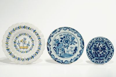 Trois plats en faïence de Delft dont un polylobé à décor d'un chérubin, 17/18ème